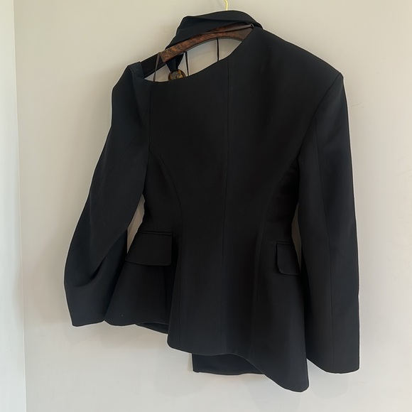 JACQUEMUS
Black Le Raphia 'La Veste Baska' Blazer - Picture 10 of 11